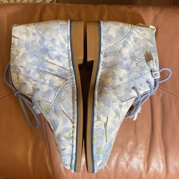 HUSH PUPPIES leather lace up booties. Beautiful blue shimmer floral pattern. - Picture 3 of 9